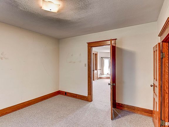 4th image of 200 S Maple St