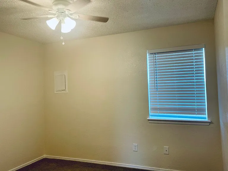 1407 Glen Oaks Ct — Photo 12