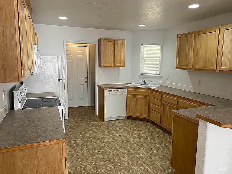 116 NE Lotus Ct #116 — Photo 5