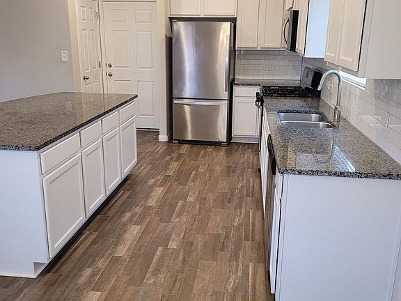 5th image of 216 Earl Keen St