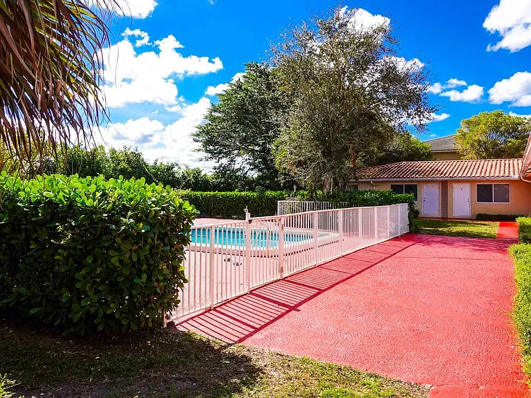 8430 NW 40th St Coral Springs, FL 33065 — Photo 3