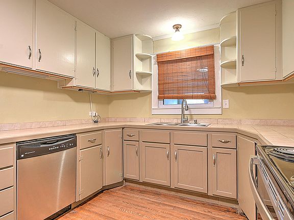 4th image of 702 W Summer St #1