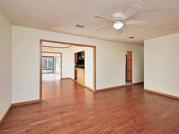 4th image of 715 Holly Dr