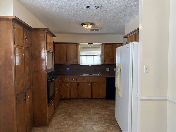 2nd image of 606 Dogwood St
