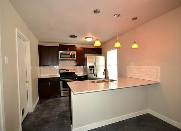 3rd image of 1800 Belford Dr