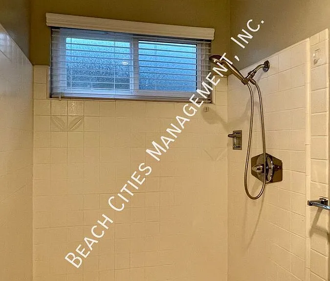 2033 E 3rd St #1B — Photo 40