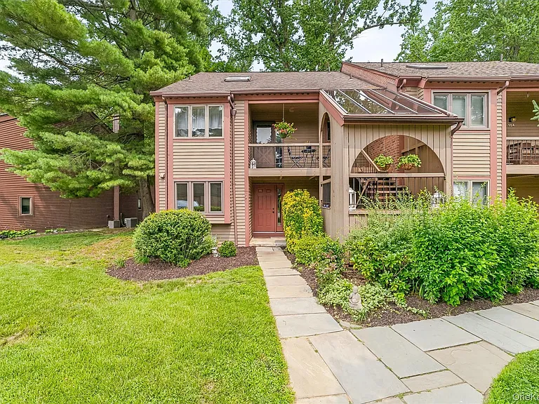 101 Eagle Bay Dr — Photo 2