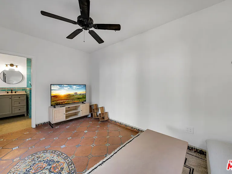 8822 Rosewood Ave — Photo 26