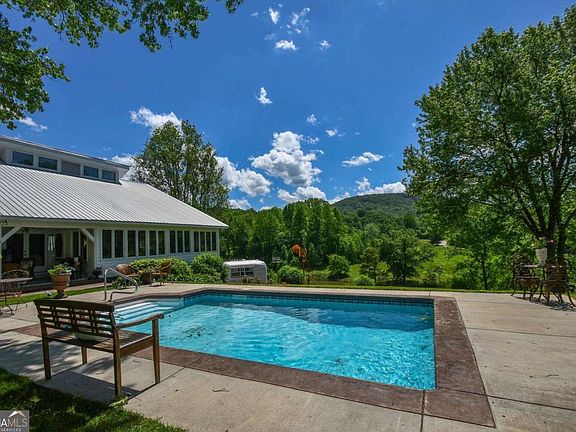 2nd image of 708 Hub Tatum Rd