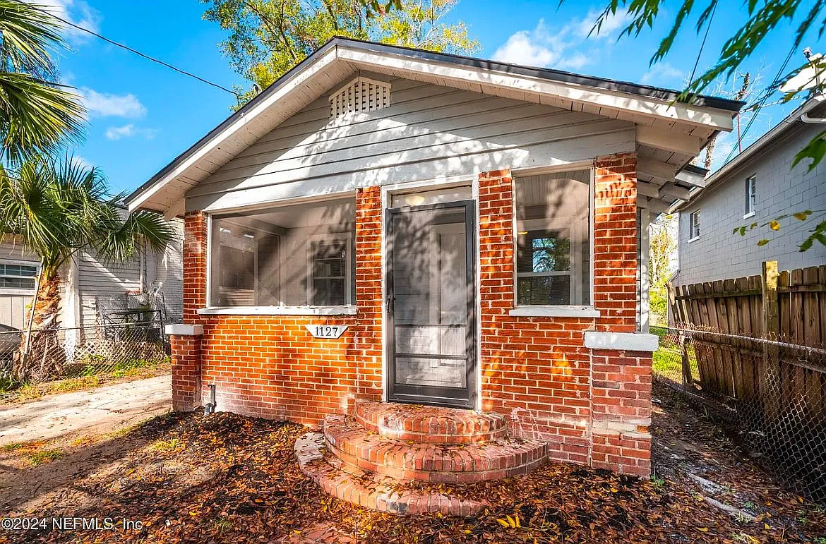 3 bed, 1.0 bath, 885 sqft, $1,345 — Photo 2