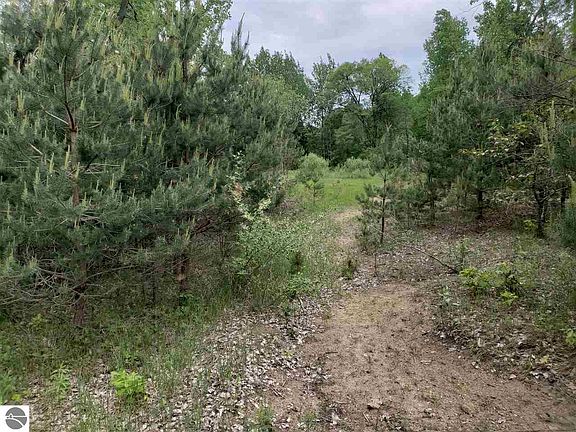 4th image of 404 Hall St Lot B