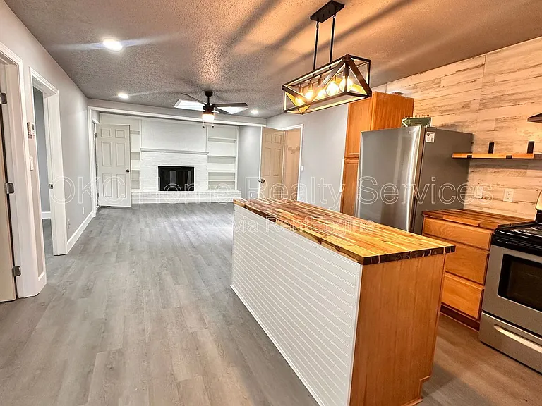 1617 N Christine Dr — Photo 2