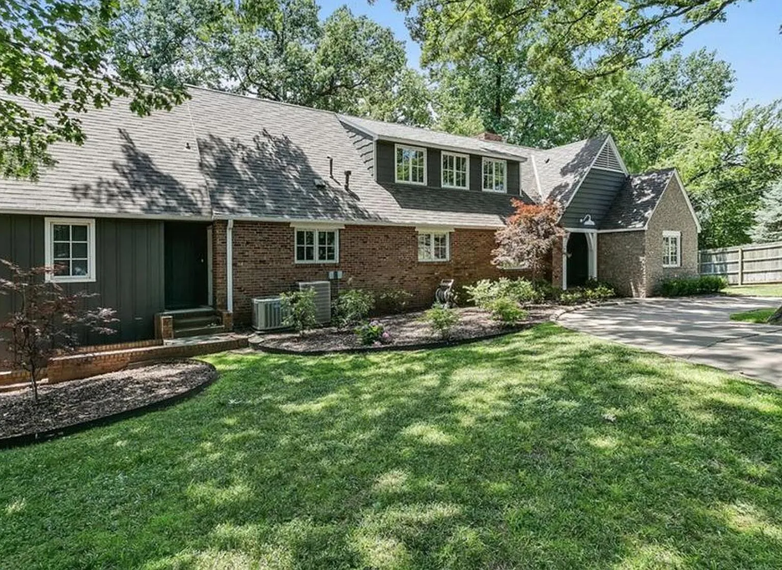 5 bed, 3748 sqft, $5,300 — Photo 2
