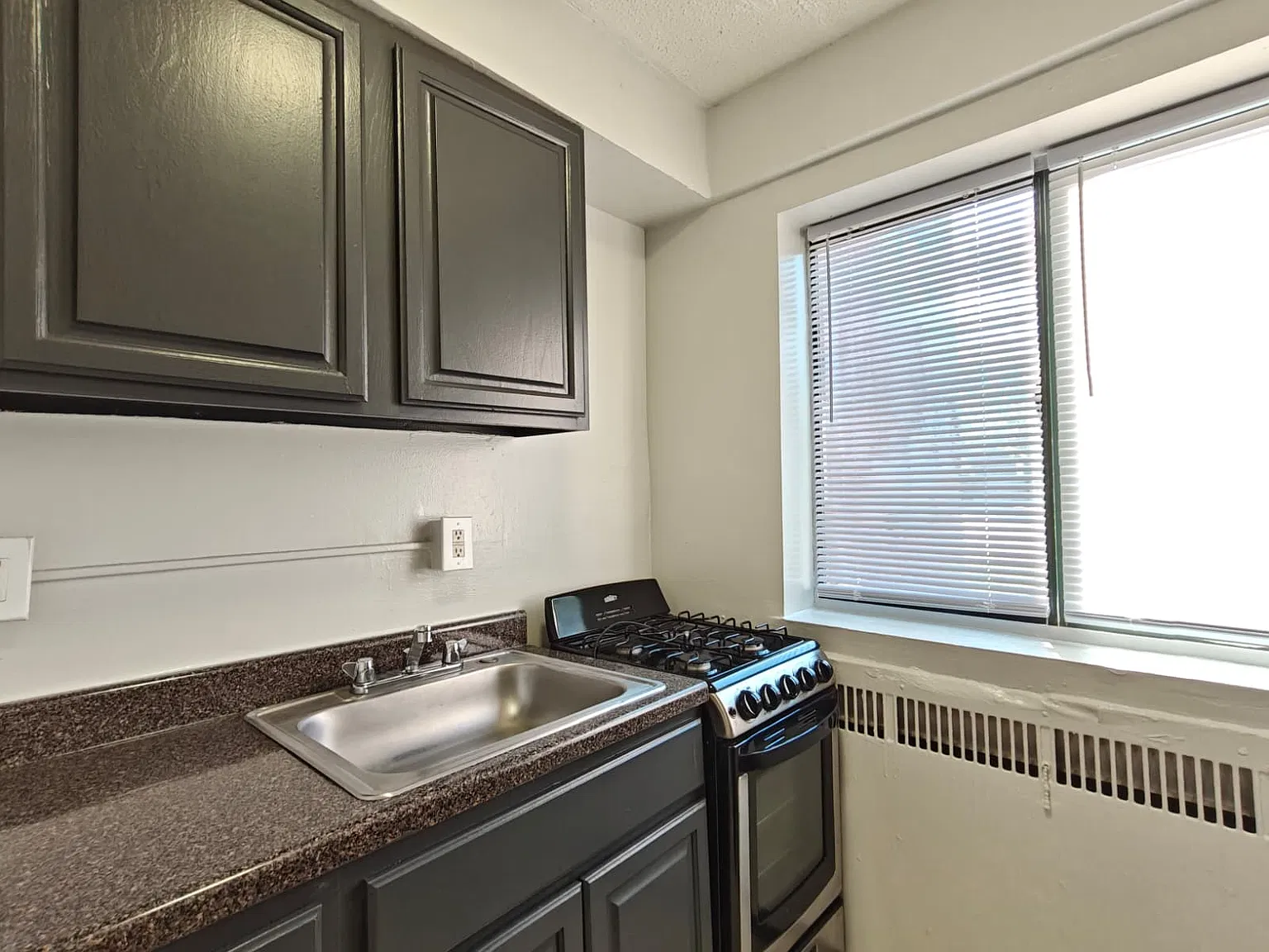 Beautiful Apartment Available Now! — Photo 2