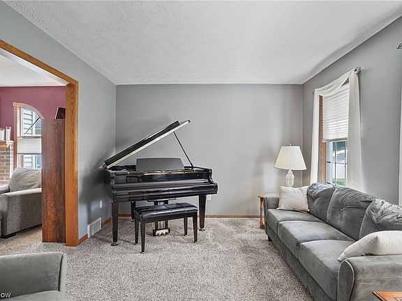 5th image of 75 Cedar Woods Dr