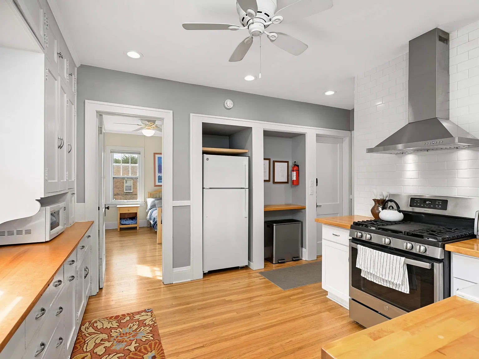 3 bed, 1.0 bath, 1600 sqft, $2,695 — Photo 3