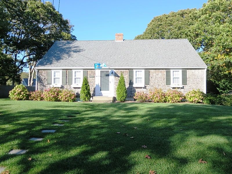 Quiet Residential area, walk to Belmont or Pleasant Rd Beach