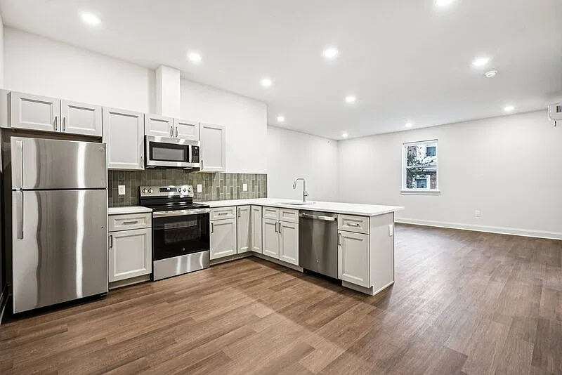 472 Roxborough Ave #3R