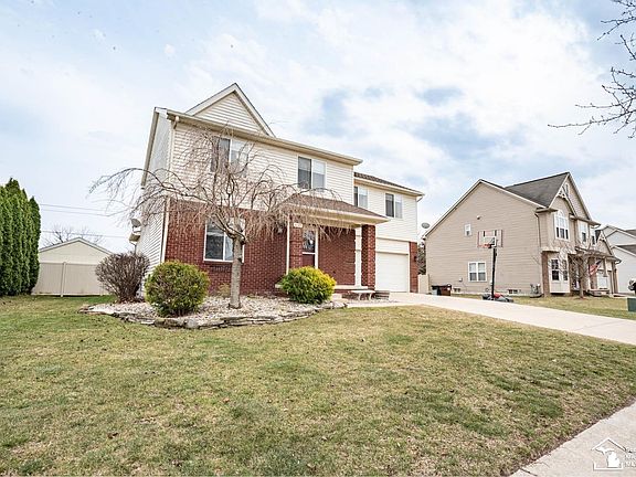 3rd image of 835 Golf Ridge Cir