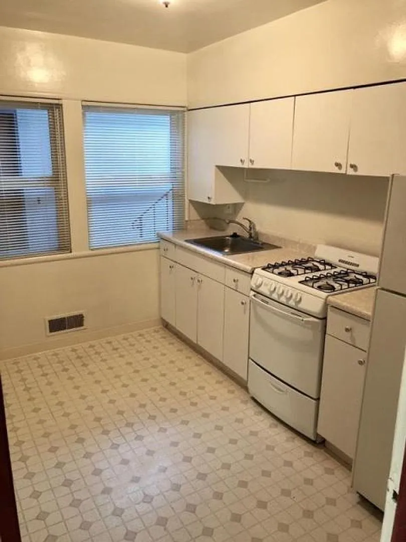 One-bedroom apartment in North Berkeley between Shattuck and Walnut. — Photo 2