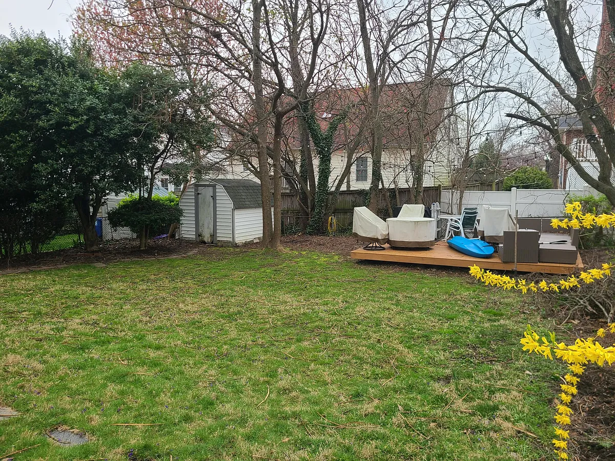 Deck patio in spacious back yard - 146 S Barton St