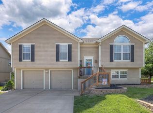 22000 Gracie Dr, Peculiar, MO 64078