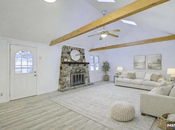 240 Acabonack Rd, Highland Lakes, NJ 07422