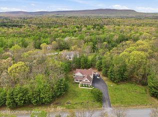 1323 Crossing Ln, Stroudsburg, PA 18360