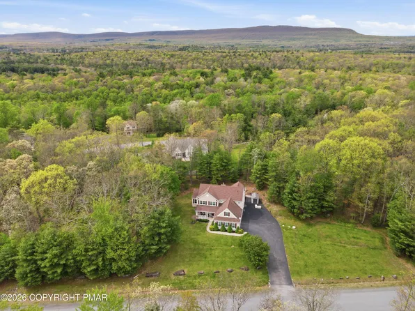 1323 Crossing Ln, Stroudsburg, PA 18360