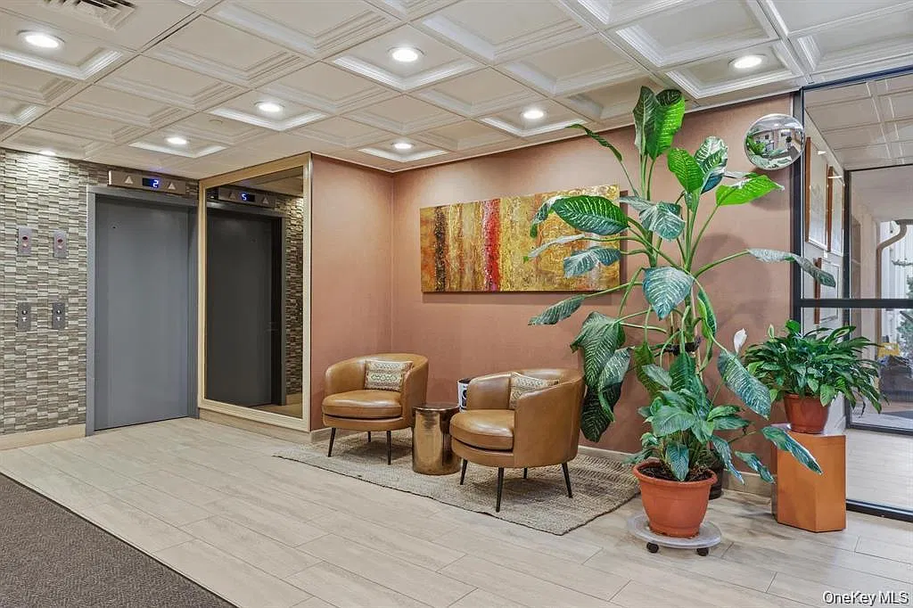 185 W Park Ave — Photo 1