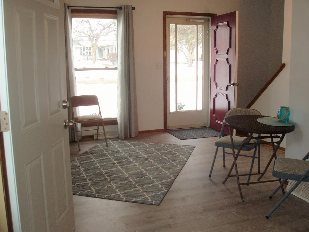 Main Floor - 413B Windsor Dr