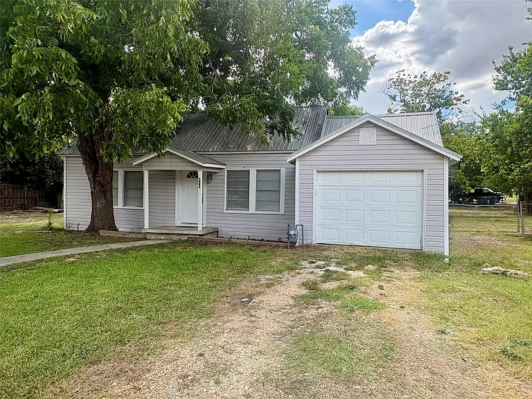 815 Lizzie St — Photo 3