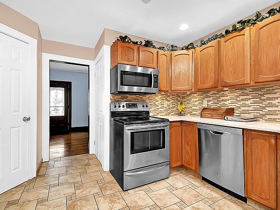 5th image of 4071 Columbia St