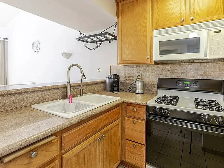 5325 Newcastle Ave — Photo 6