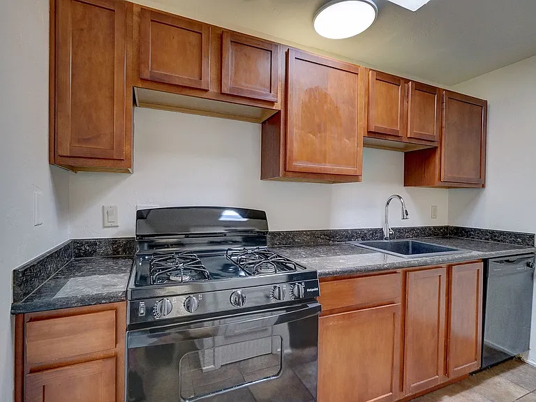 Riverside Suites — Photo 15