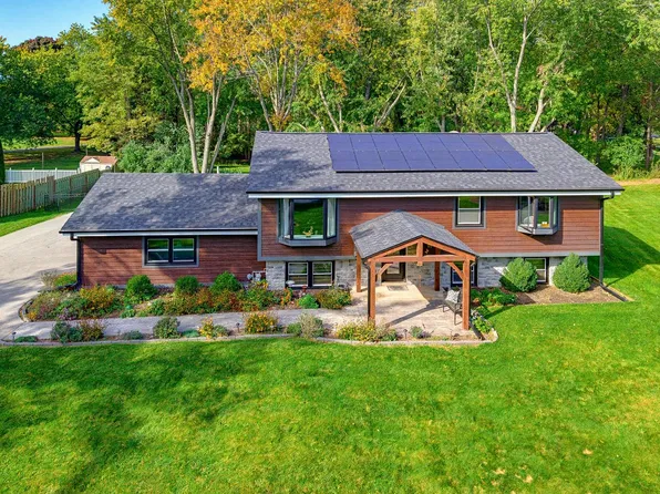 W330N5515 Linden CIRCLE E E, Nashotah, WI 53058