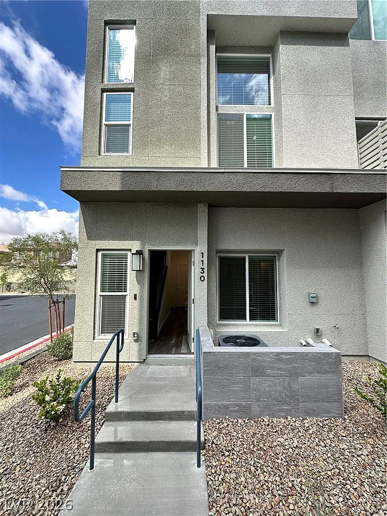 3 bed, 3.0 bath, 1548 sqft, $2,500 — Photo 2