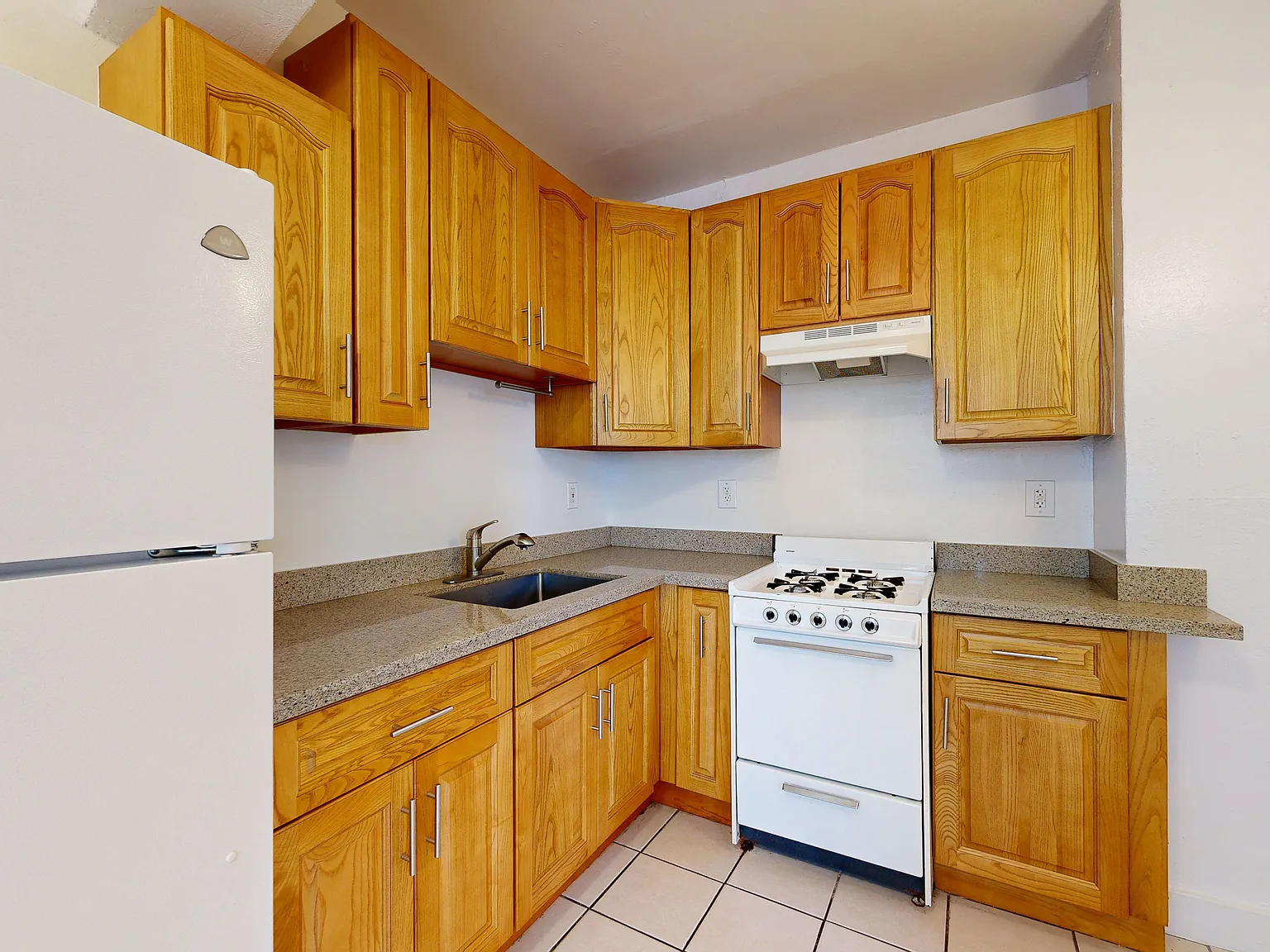 Updated & Quiet Tenderloin Studio with Gas Kitchen | Pet Friendly — Photo 2