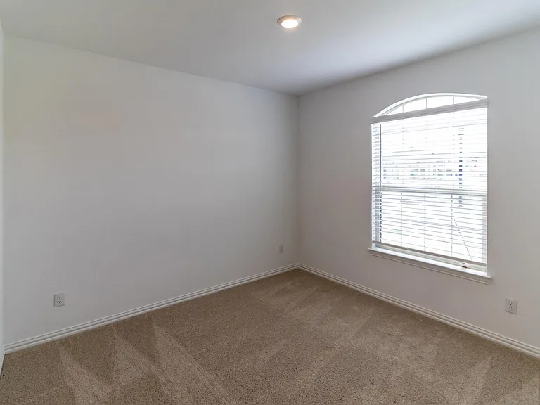 1837 Lake Grove Dr — Photo 15