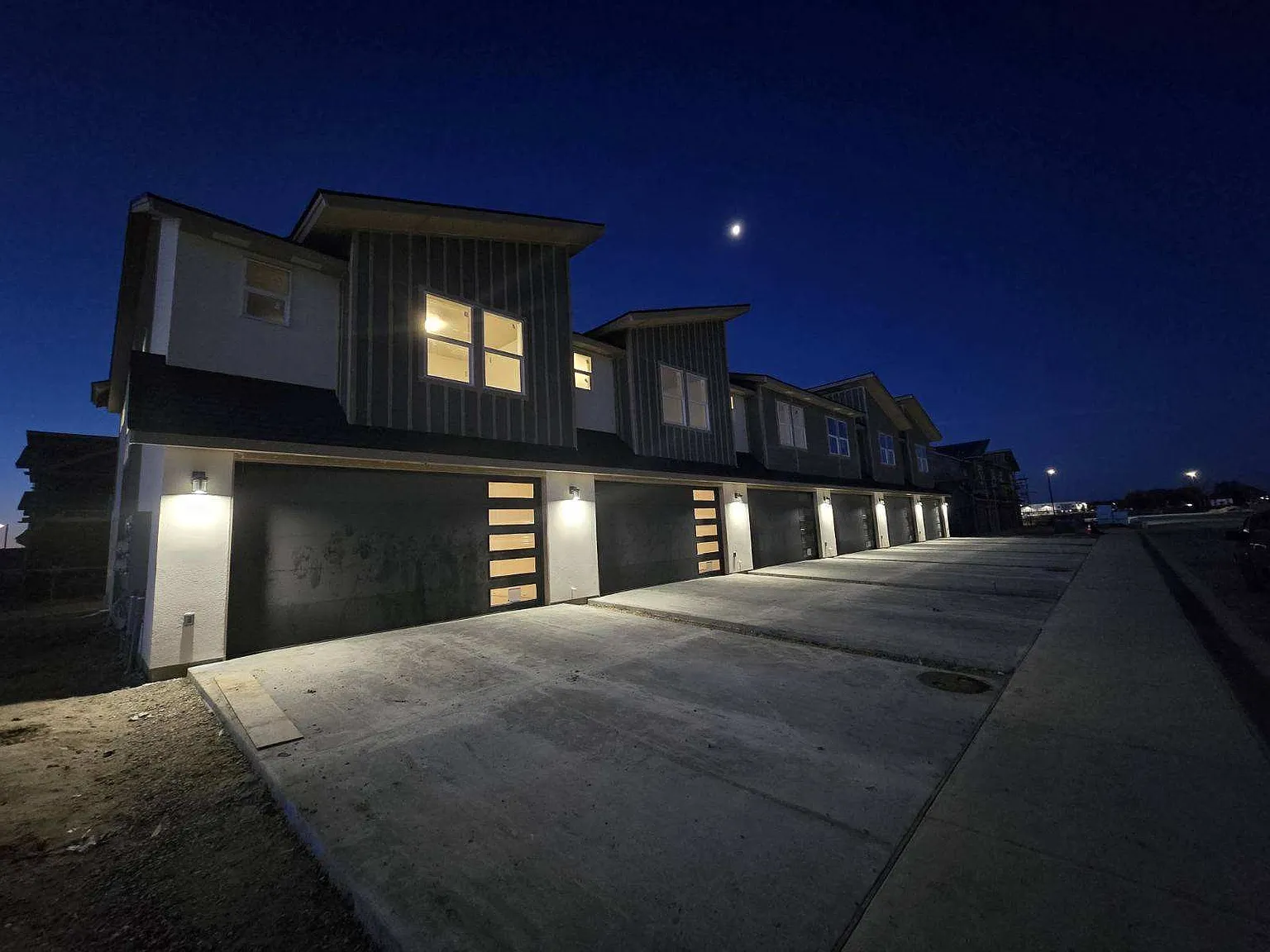 3 bed, 2.5 bath, 1510 sqft, $1,975 — Photo 2