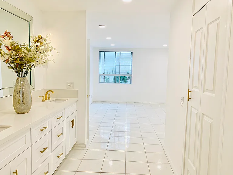 5301 Balboa Blvd #F7 — Photo 17