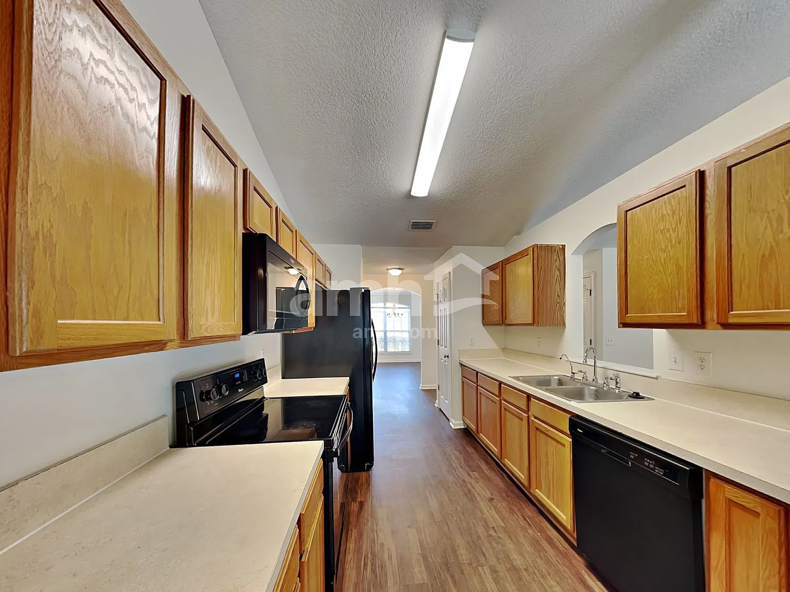 4 bed, 3.0 bath, 2318 sqft, $2,470 — Photo 3