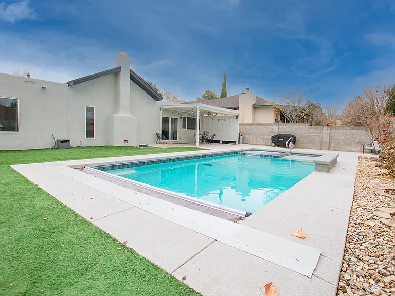 9514 Avenida Del Oso NE — Photo 13