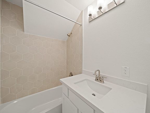 5th image of 13305 Moncloa Dr