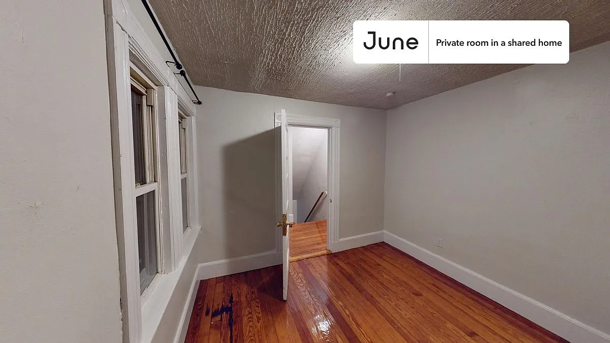 Queen bedroom in 6 bed/2 bath home in Allston #1235 D — Photo 4