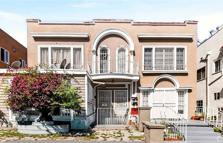 139 S Manhattan Pl — Photo 2