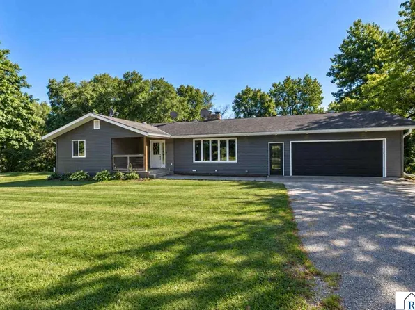 1011 N Cordova Ave, Le Center, MN 56057