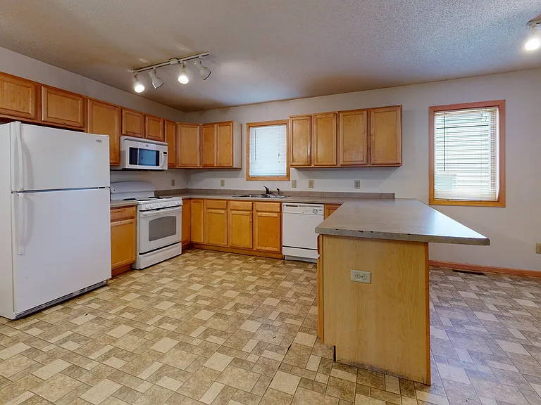 412 4th St SE #101 — Photo 3