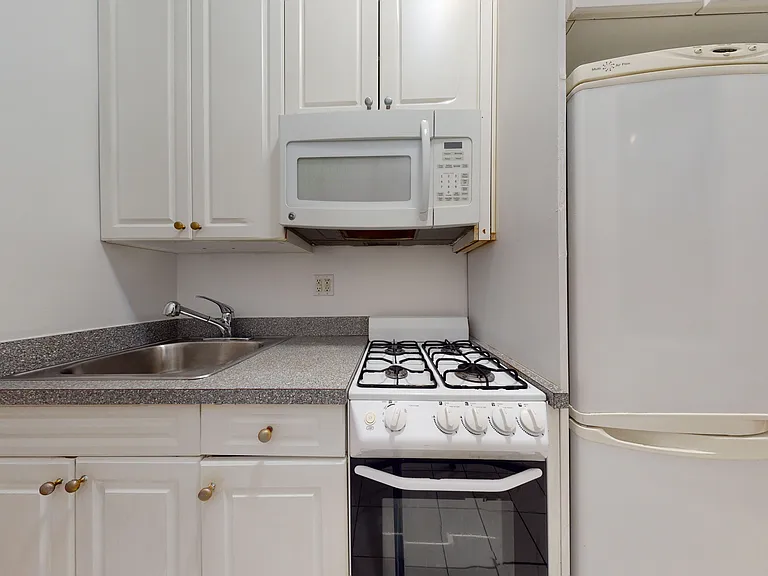 711 2nd Ave #1C — Photo 6