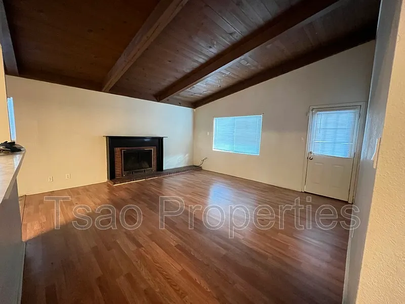 3 bed, 1.0 bath, 1176 sqft, $2,395 — Photo 4